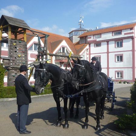Hotel Famozclub Bakov nad Jizerou Exterior foto